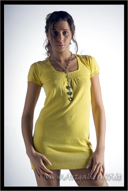 Valentina T. - Modella italiana residente a Milano. Disponibile per foto fashion, moda mare, intimo, glamour.