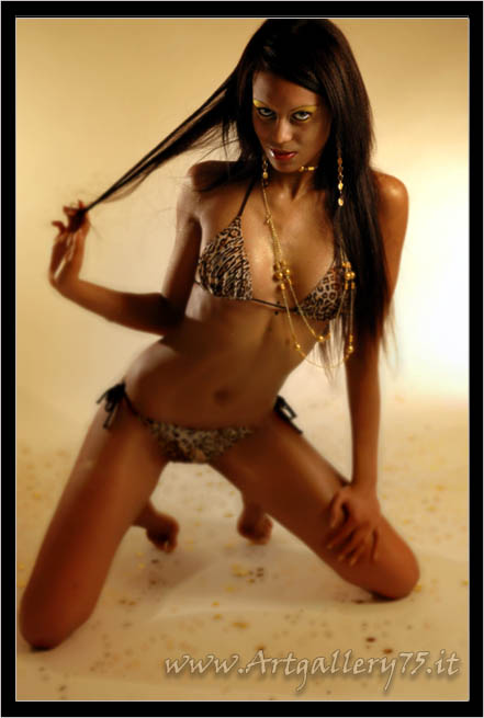 Paulina - Fotomodella di Bologna (Emilia Romagna) disponibile per foto fashion, moda mare ed intimo.