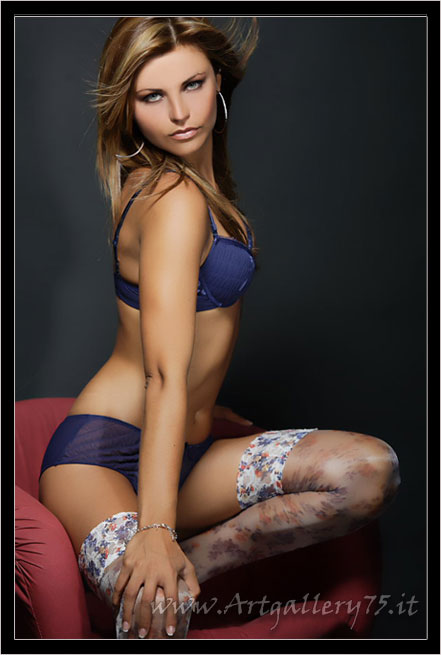 Tiziana D. - Fotomodella di Napoli (Campania) disponibile per foto fashion, moda mare, intimo e glamour.