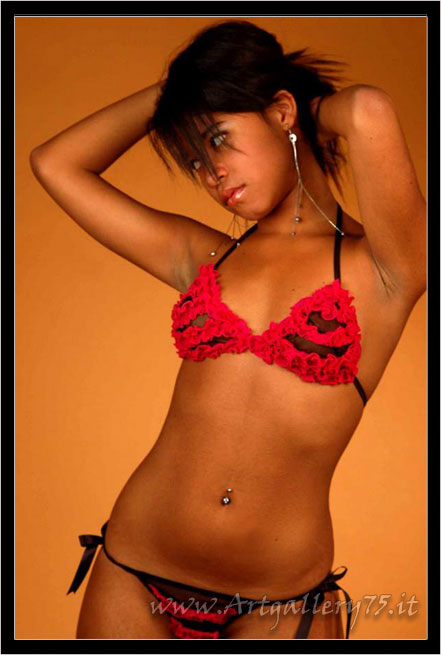 Valentina - Fotomodella di Savigliano (Cuneo) disponibile per foto fashion, moda mare, intimo, trasparenze, glamour, topless, nudo artistico, nudo met art, bondage, fetish, gothic dark e bodypainting.