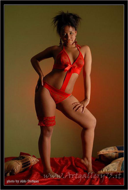 Valentina - Fotomodella di Savigliano (Cuneo) disponibile per foto fashion, moda mare, intimo, trasparenze, glamour, topless, nudo artistico, nudo met art, bondage, fetish, gothic dark e bodypainting.