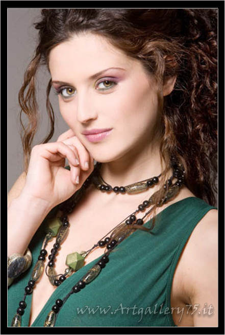 Valentina B. - Fotomodella di Pisa (Toscana) disponibile per foto fashion, moda mare ed intimo.