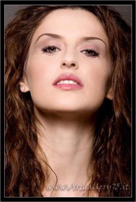 Valentina B. - Fotomodella di Pisa (Toscana) disponibile per foto fashion, moda mare ed intimo.
