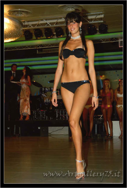 Valentina V. - Fotomodella di Rimini (Emilia Romagna) disponibile per foto fashion, moda mare ed intimo.