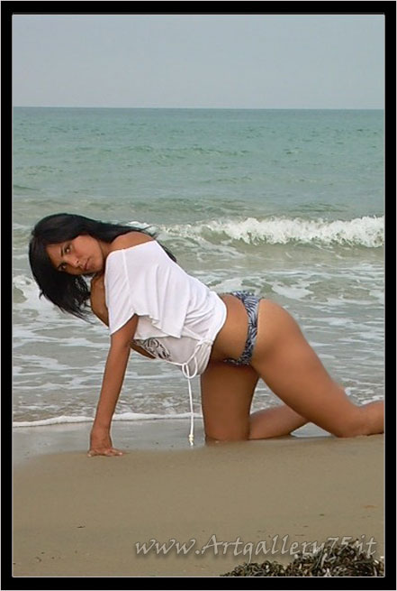 Yuma - Fotomodella di Sassari (Sardegna) disponibile per foto fashion, moda mare, intimo, glamour, topless e nudo artistico.